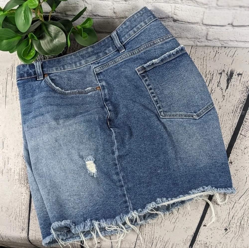 Lane Bryant FLEX magic waistband Signature Fit mid rise boyfriend midi short - Picture 2 of 12